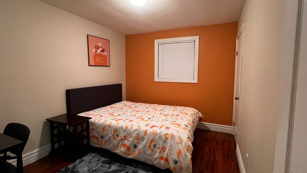 South Central House | Affordable Downtown Private Room in a House (Ferdowsi)