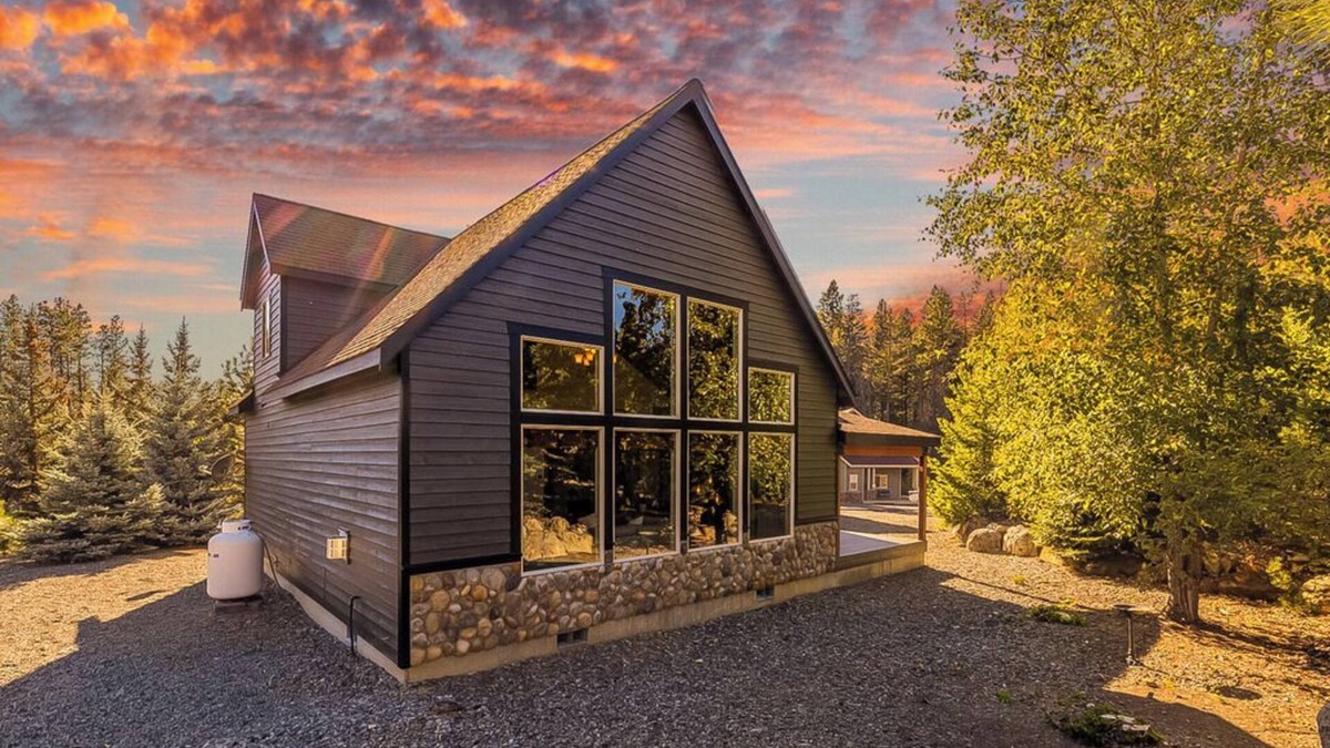 Ronald House | Affordable Family Mountain Cabin w/Silo+Spa-POOL ACCESS+Summer Specials