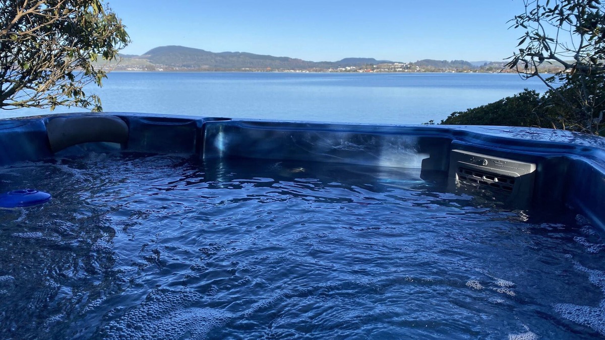 Kawaha Point House | Affordable lake edge luxury at The Willows, Lake Rotorua