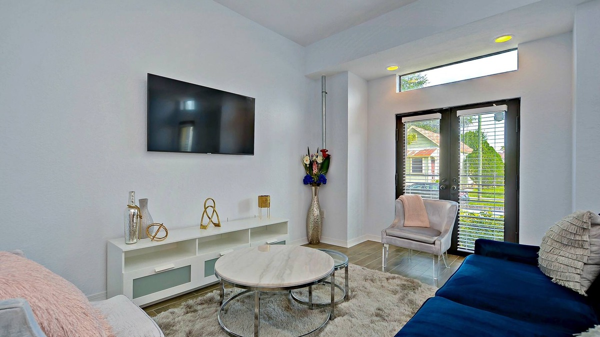 Historic Ybor Condo | Affordable modern luxury in YBOR City -Downtown Tampa - 10% Weekly Discount