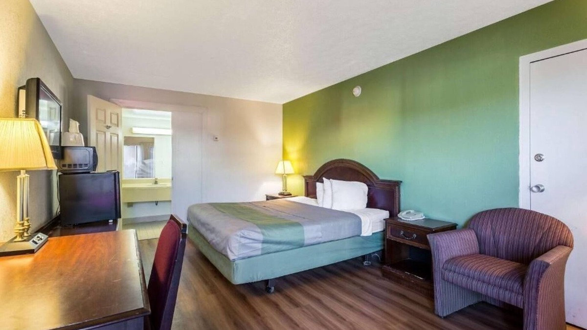Edgewood Hotel | Affordable Room w/Grab-and-Go Breakfast & Excellent Location Off I-95