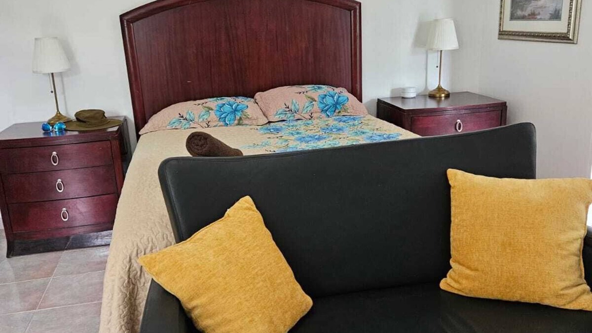 Tibes House | Affordable Room w/Private Bathroom