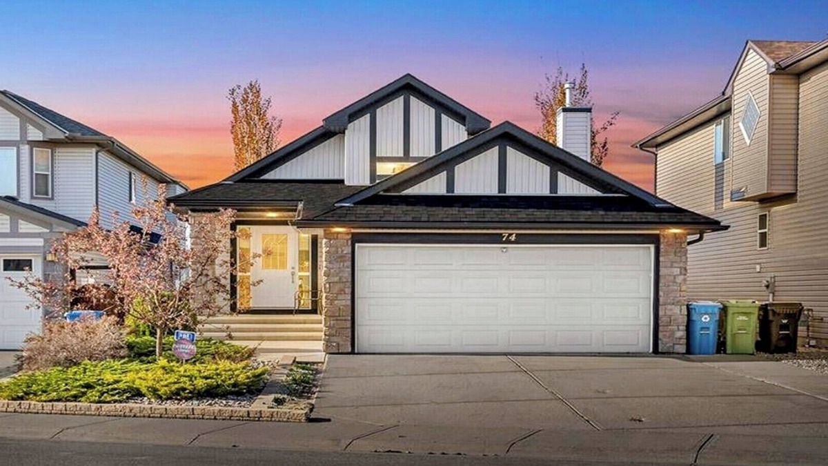 Cranston Villa | Affordable spacious main-floor waterfront villa