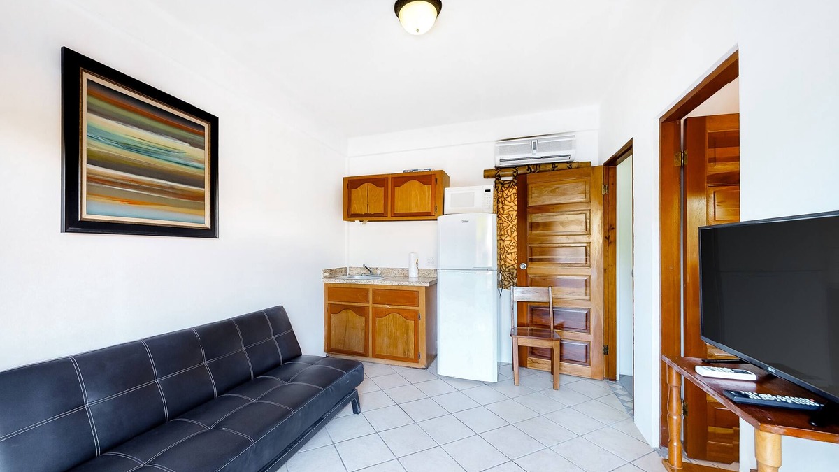 Caye Caulker House | Affordable Suite with WiFi, Partial AC, Shared Rooftop Deck, Pool, and Grill