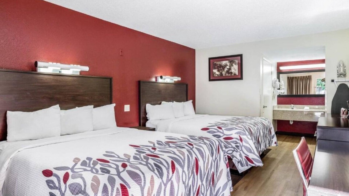 Allison Hotel | Affordable Unit for Budget Travelers Near Rex Museum - Free Parking
