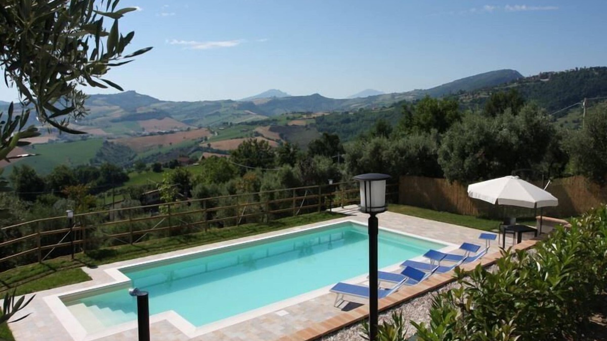 Penna San Giovanni House | Affordable villa with stunning views
