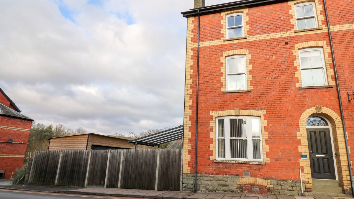 Rhayader Cottage | AFONWY HOUSE, pet friendly, with hot tub in Rhayader