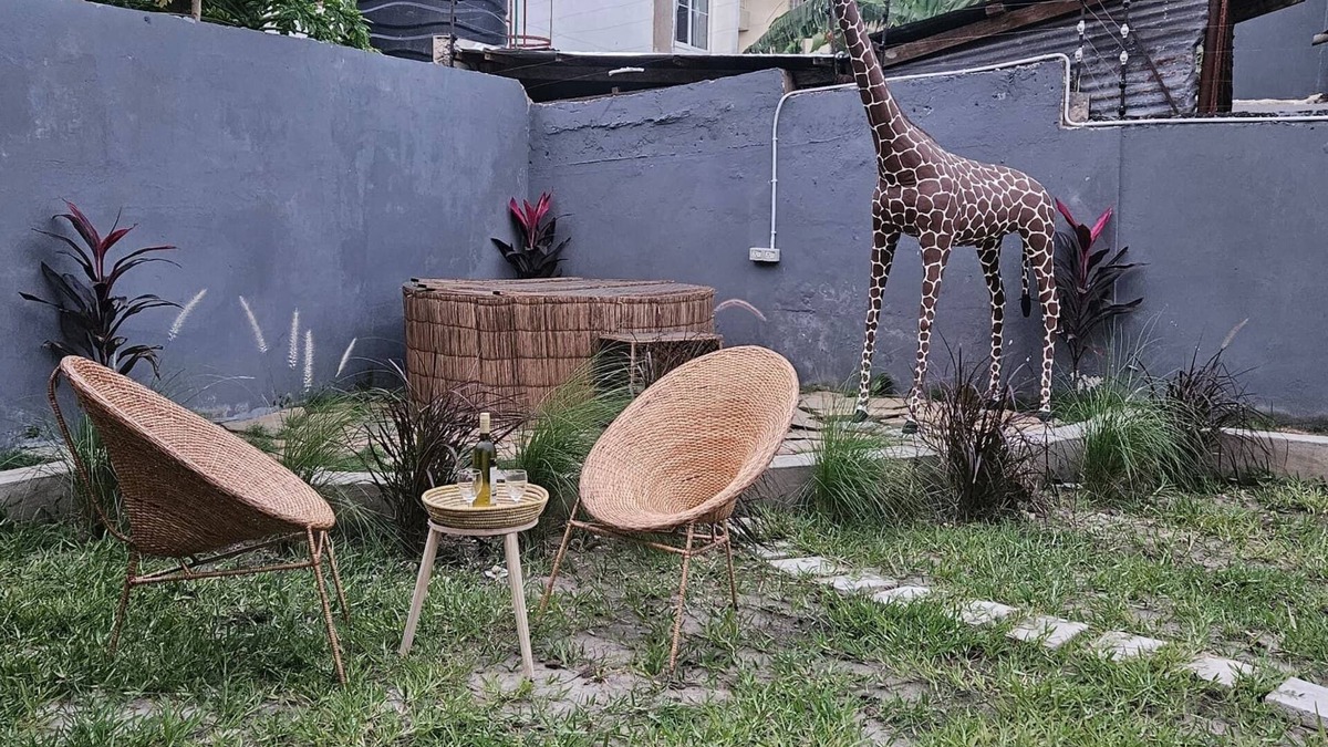 Mikocheni House | African Décor House - City Centre Sleeps 10 -King Beds - 5G Wi-Fi - Hottub - PS4
