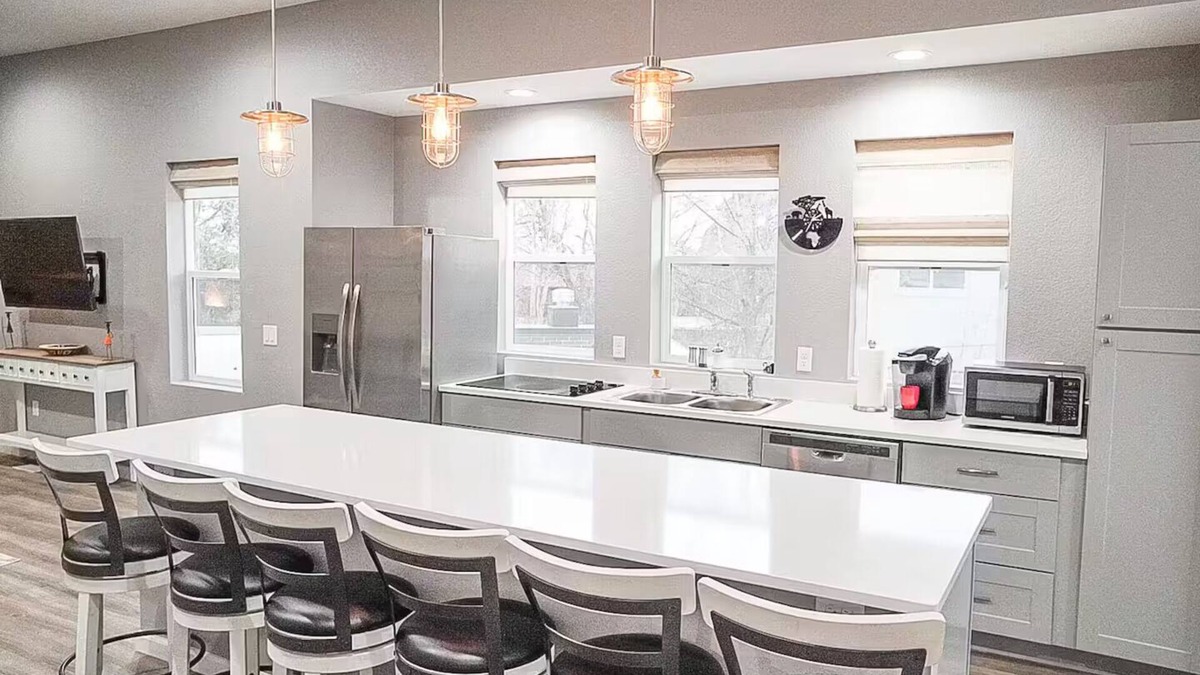 Washington Virginia Vale Apartment | African Loft: Modern Bright Spacious 2 Bedroom Escape with Sleeper Sofa