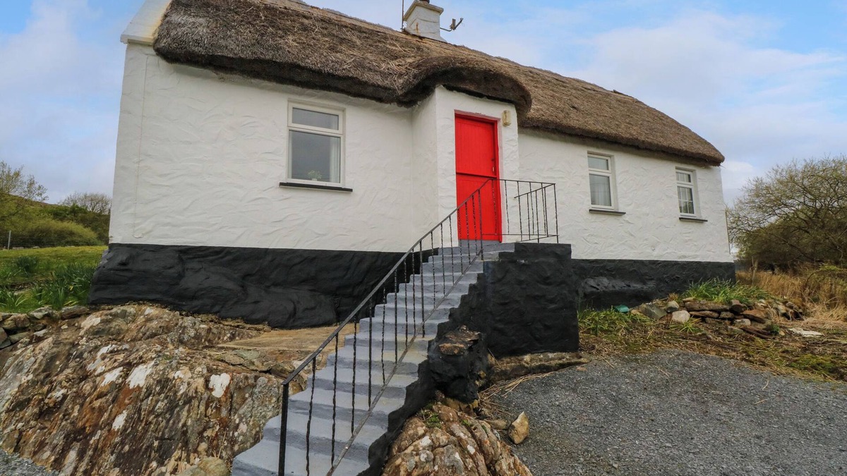 Oughterard Cottage | AGGRAFARD, pet friendly, with open fire in Oughterard, County Galway