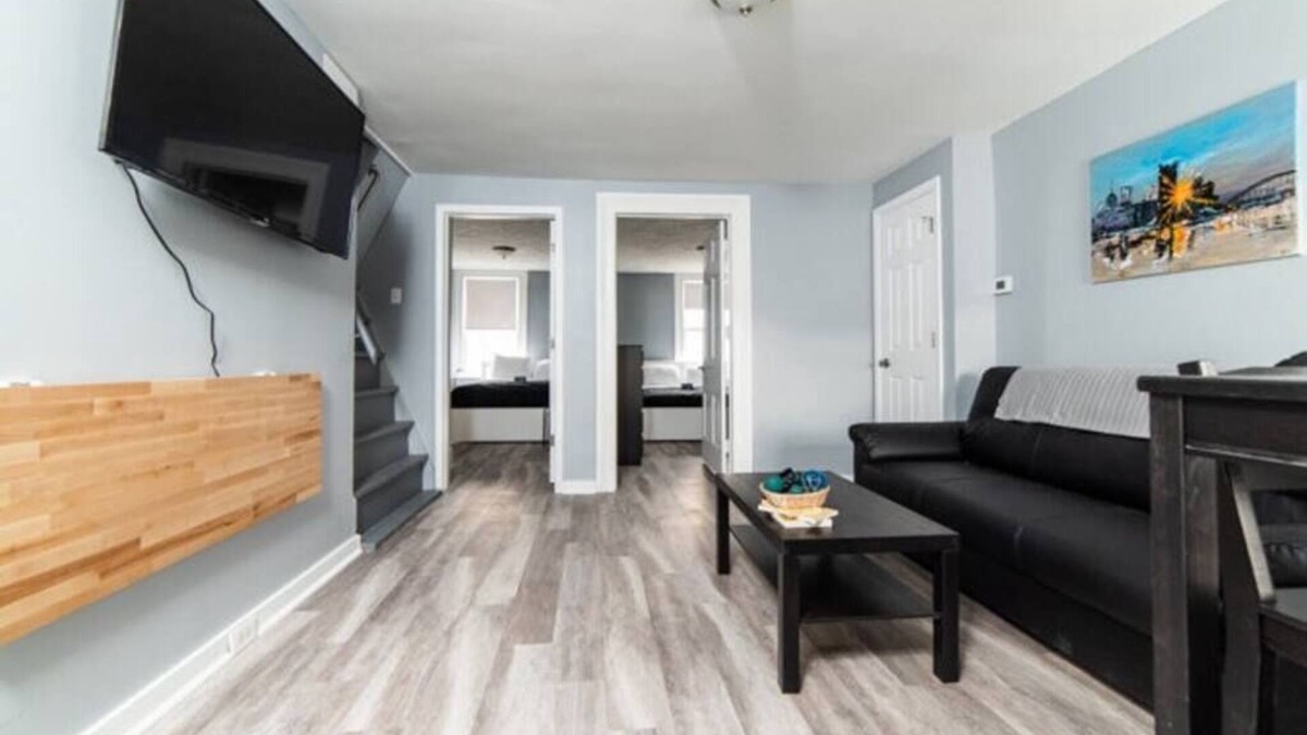 Central Northside Apartment | - AGH Walkable - Free Parking - Washer & Dryer -