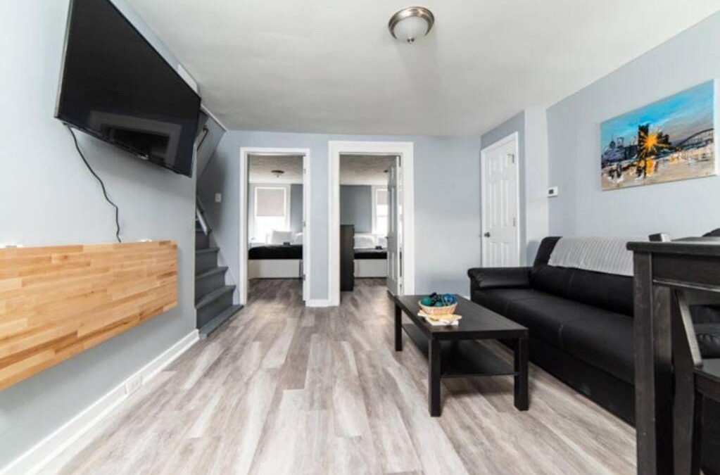 Central Northside Apartment | - AGH Walkable - Free Parking - Washer & Dryer -