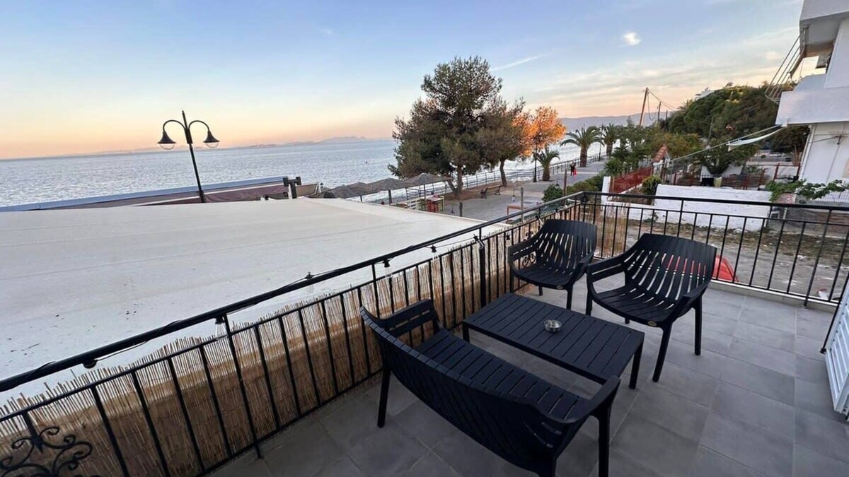 Agii Theodori Apartment | Agioi Theodoroi Beachview Chic Modern Apt