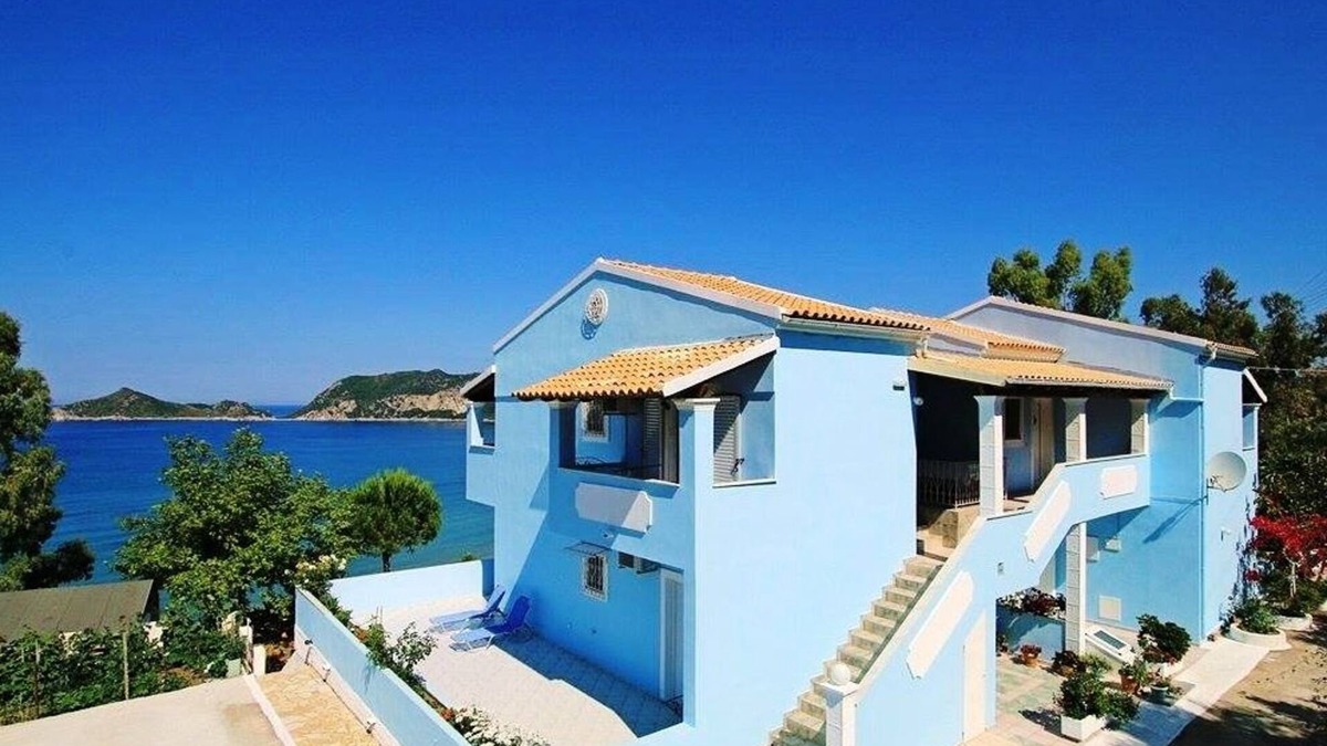 Agios Georgios Pagon Apartment | Agios Georgios - 2 Beds - Sleeps 5 - Free Parking