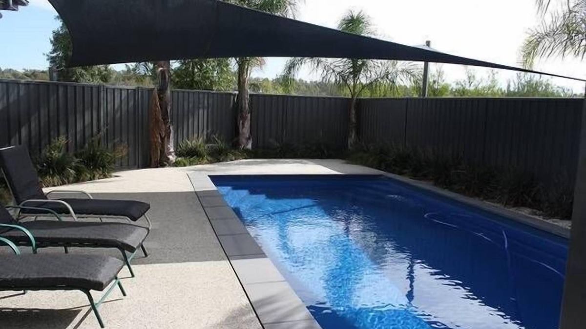 Yarrawonga House | "AGRESTIC" Luxury Entertainer, Shaded Pool*, BBall, Sleeps 15 + on 1 acre