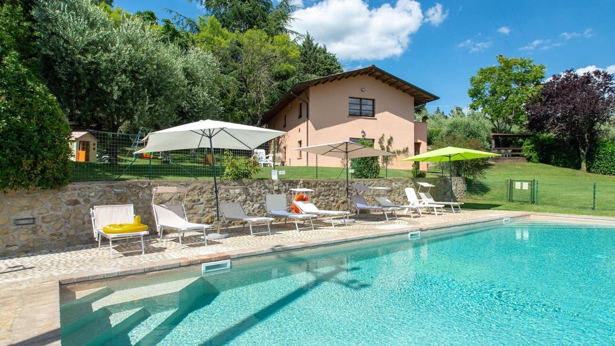Montelovesco House | Agriturismo Il Poggio, two houses sharing a pool, Casa Rosa