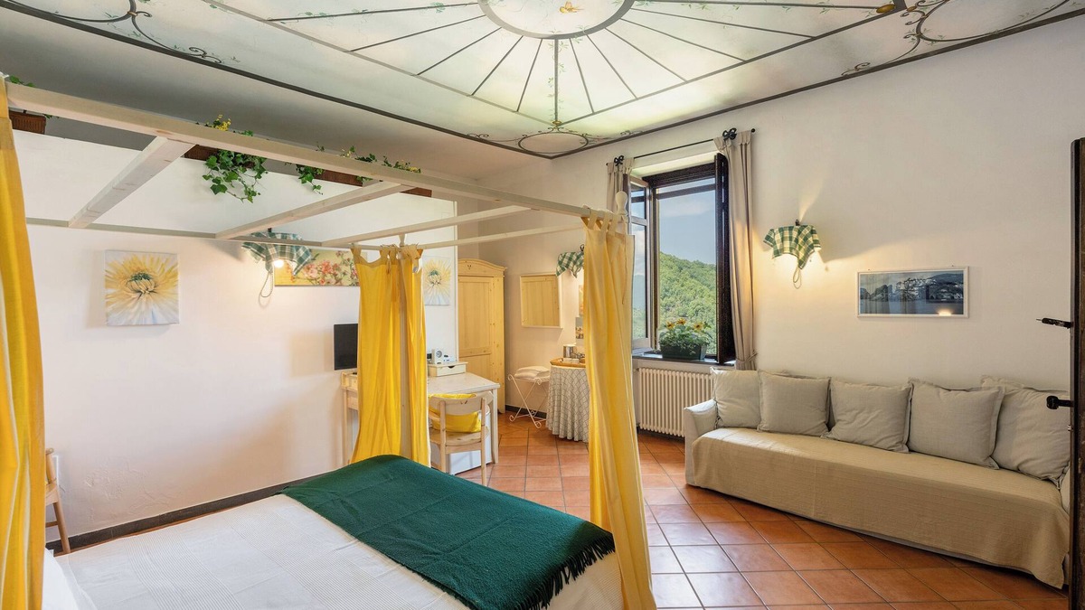 Fisciano Apartment | Agriturismo 'Suite With View of Vesuvius' with Mountain View, Wi-Fi and Air Conditioning