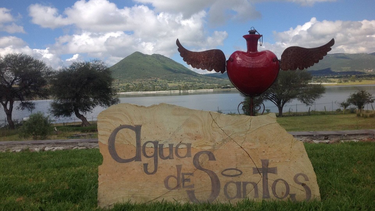 Queretaro Municipality House | Agua de Santos, a Beautiful house on the banks of the Santa Catarina dam