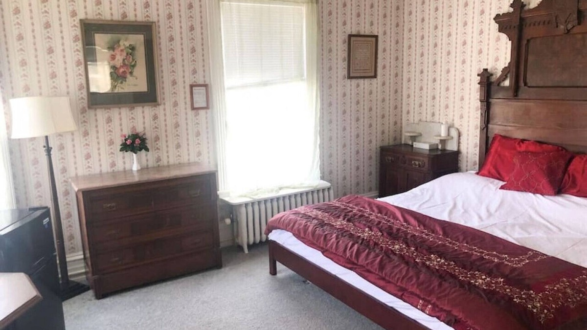 Wabasha Hotel | AH #18 · AH #18 King/Jacuzzi Suite/Fridge/Micro