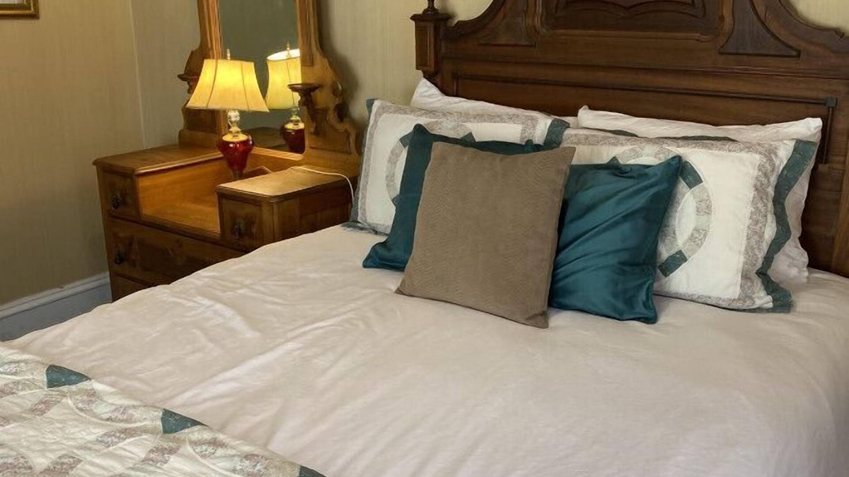 Wabasha Hotel | AH #7 · AH #7 Queen Mayo Suite w/Fridge/Micro/Shower/Tub