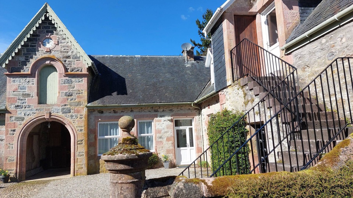 Glen Urquhart Apartment | Aigas holiday cottages Pond View