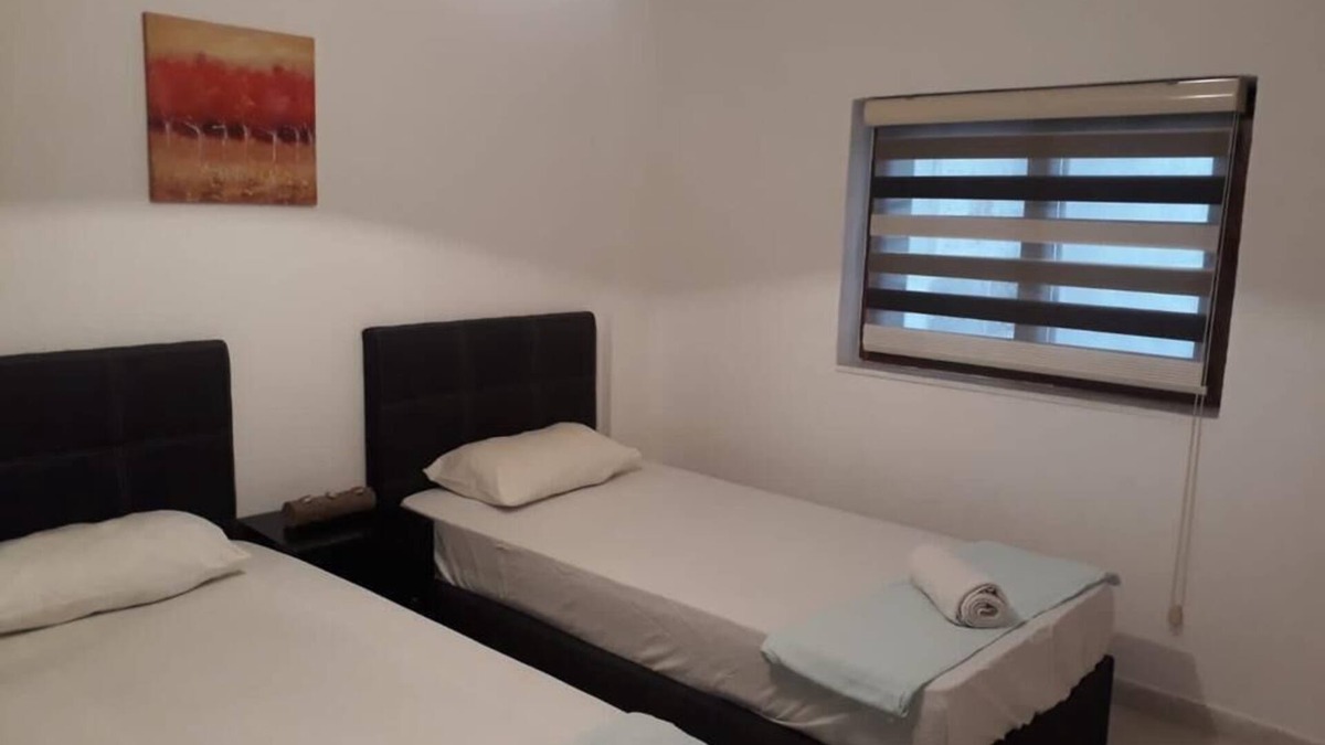 Cesme Apartment | Ailecek tatil yapabileceğiniz Çeşme merkezde denize bahçeli daire.