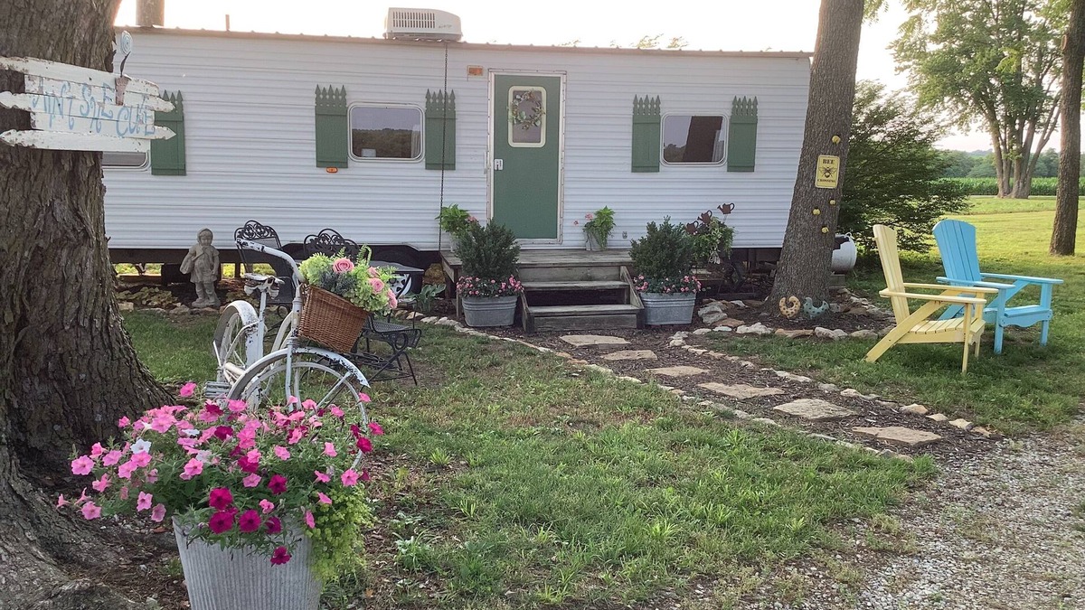 Higginsville House | 'Ain't She Cute' Country Cozy near Higginsville