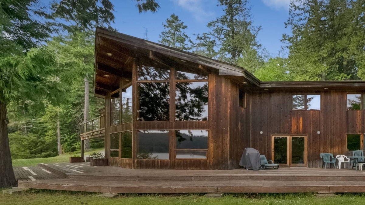 Pender Island House | Ainslie Cove: Waterfront Family Vacation Home On Pender Island, BC