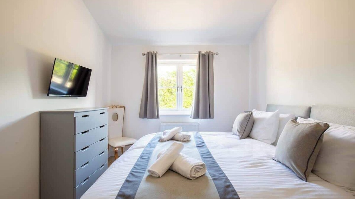 Ampney Crucis House | Aintree | Stylish Cotswolds Stay with Workspace
