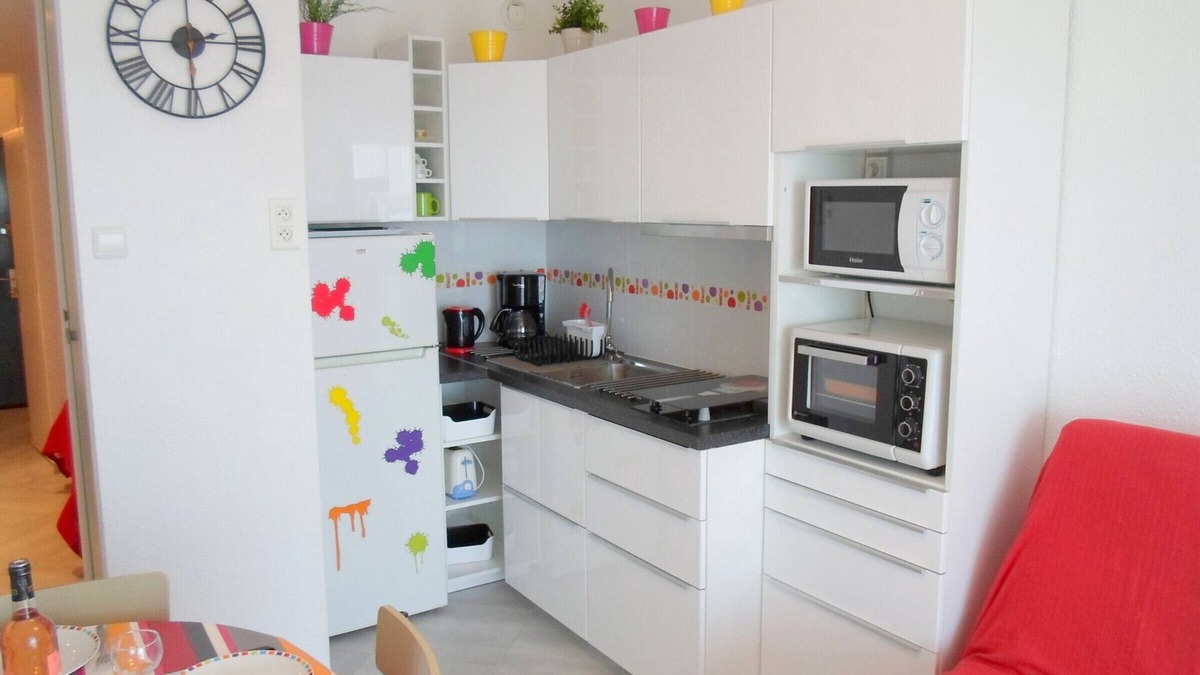 Balaruc-les-Bains Apartment | Air-conditioned apartment near thermal baths with balcony