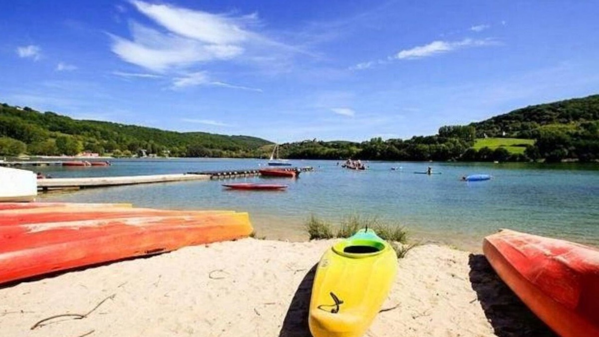 Lissac-sur-Couze Ski Chalet | Air-conditioned chalet with lake view