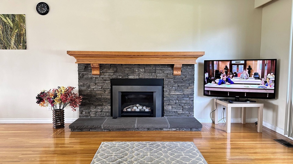 Coquitlam House | Air conditioned 2 Bedroom upper floor suite with Garden view Closed to SFU