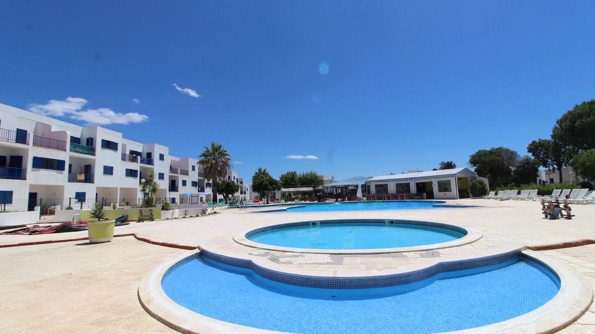 Montes de Alvor Apartment | AIR-CONDITIONED 2-BEDROOM APARTMENT IN RESIDENCE WITH LARGE SWIMMING POOL