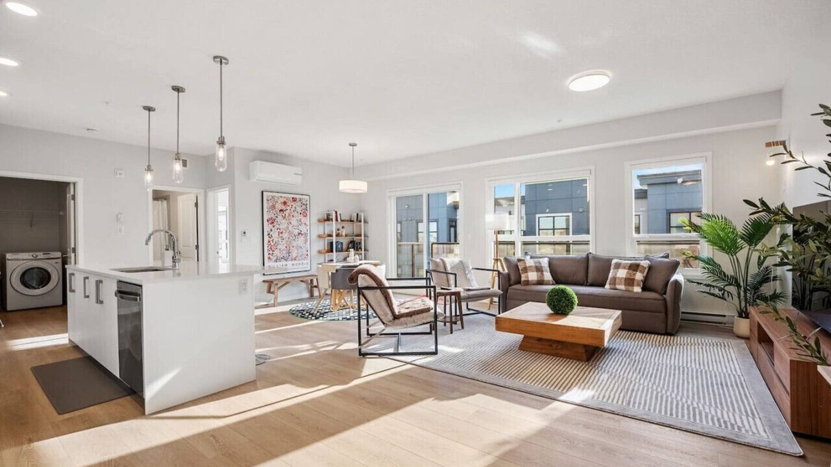 Southeast Calgary Apartment | Air Conditioned 2 BR Executive Suite/w King Bed