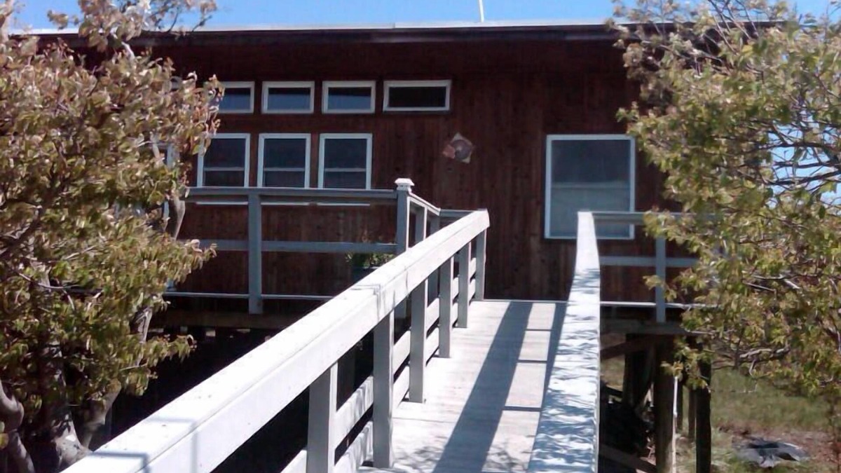 Davis Park House | AIR CONDITIONED 4 Bed/2 Bath Beach House