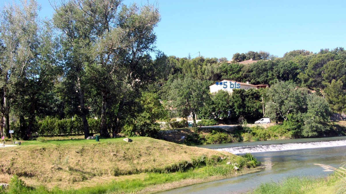 Bedarrides Apartment | air-conditioned apartment, 200m from the village, all shops, quiet, shaded.
