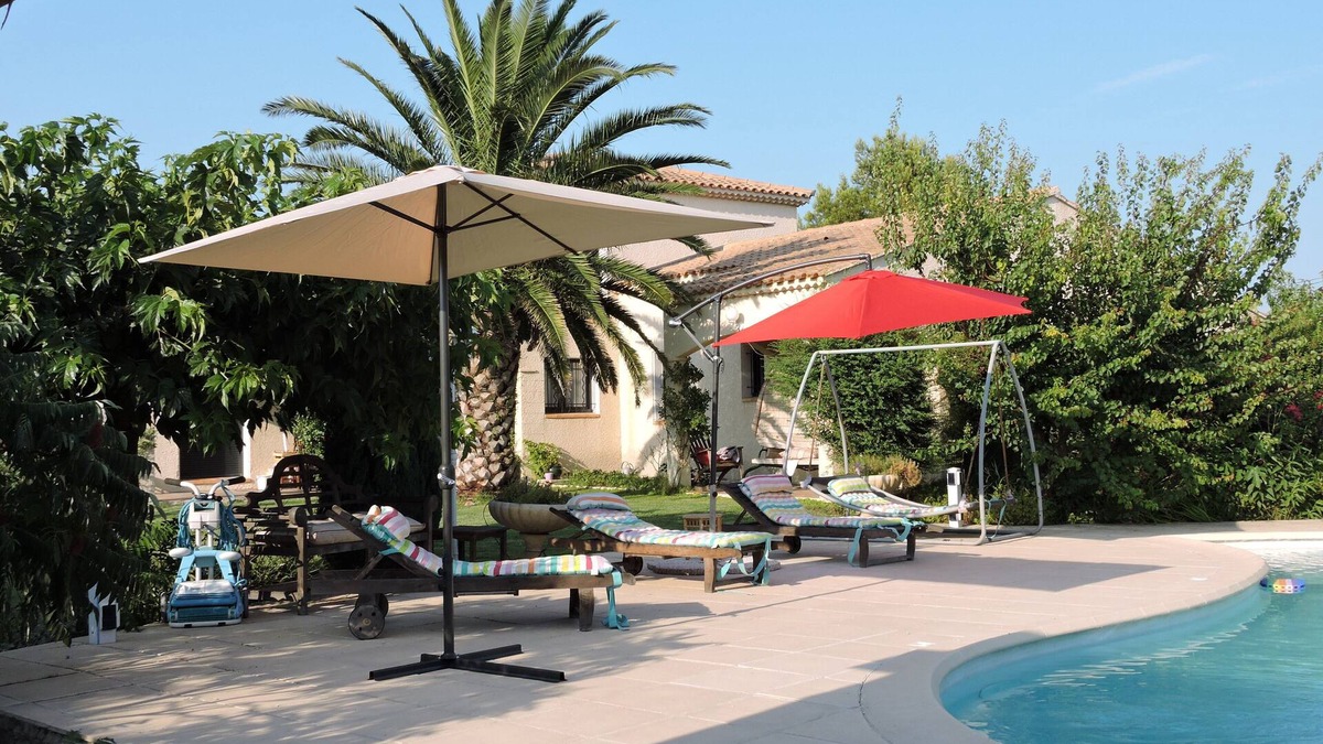 Eyragues Apartment | Air-conditioned apartment with swimming pool EYRAGUES in lush greenery