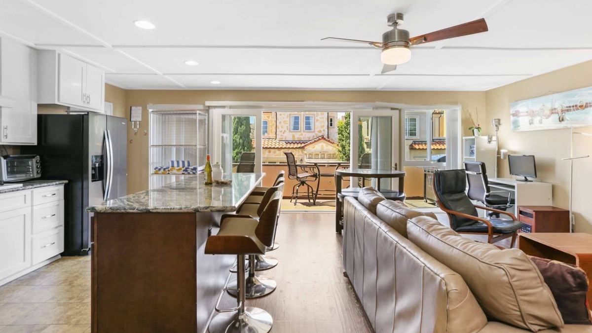 Balboa Island Condo | Air conditioned Balboa Island Flat, Steps to Balboa Island Ferry, w/Parking. Amazing Location!