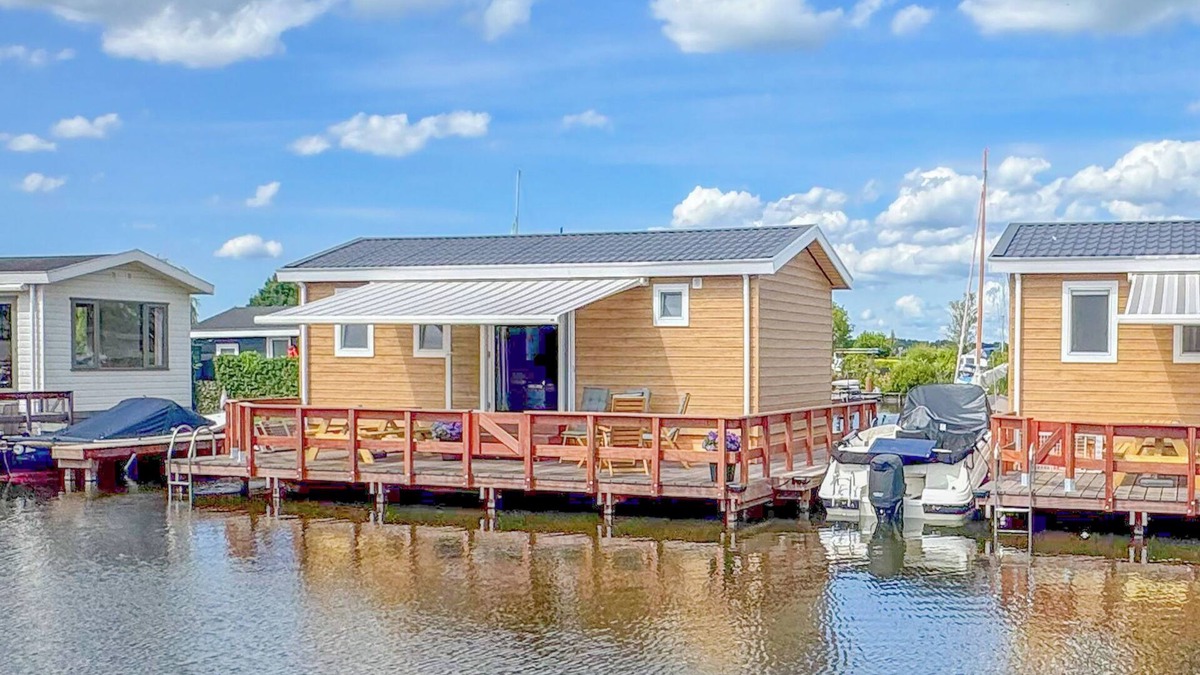Municipality of Stichtse Vecht Boat Rental | Air-conditioned chalet with waterside terrace