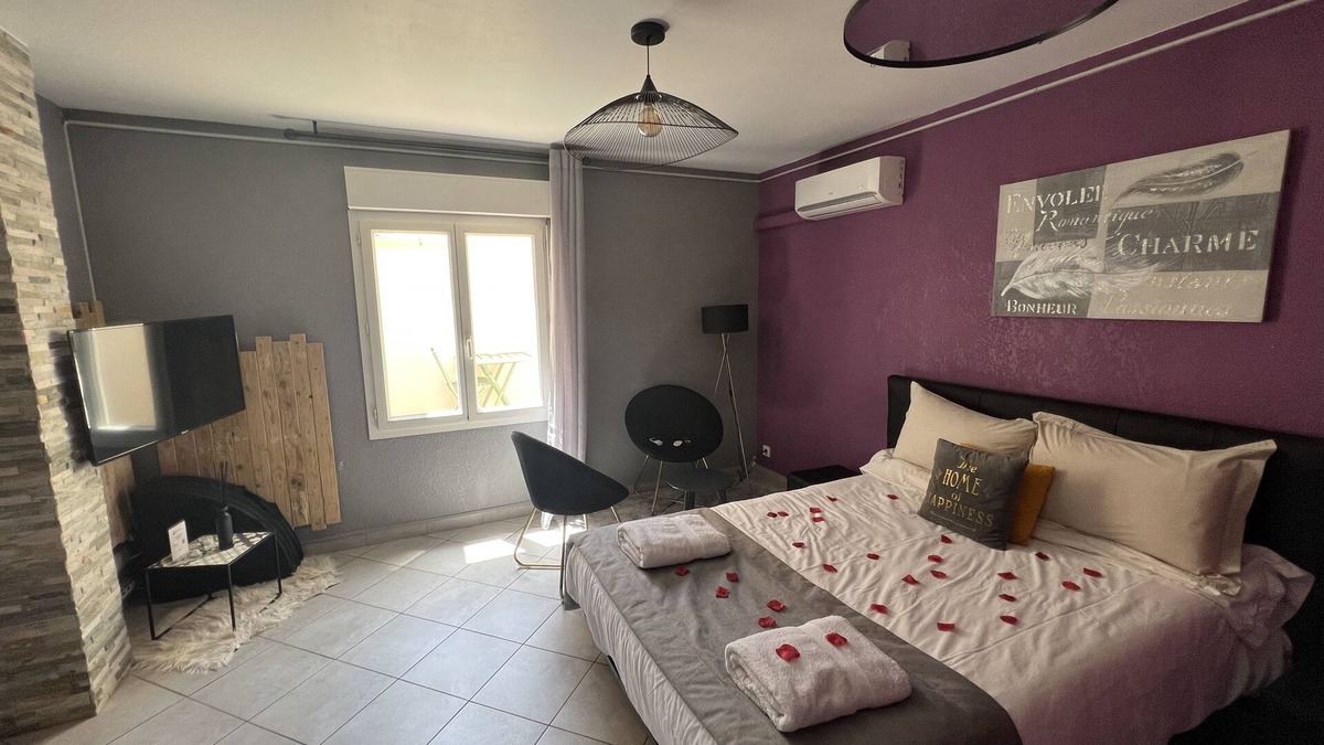 Maraussan Apartment | Air-conditioned city-center T2 with exterior