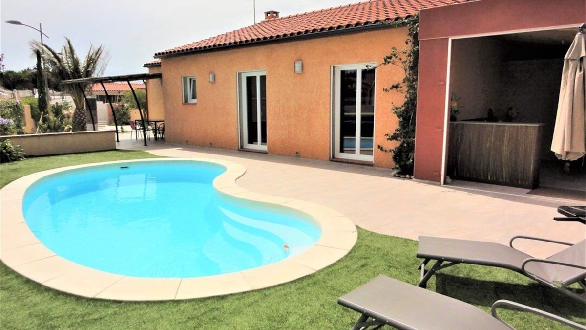 Trouillas House | Air-conditioned city 8 people with private swimming pool in a quiet area with enclosed garden