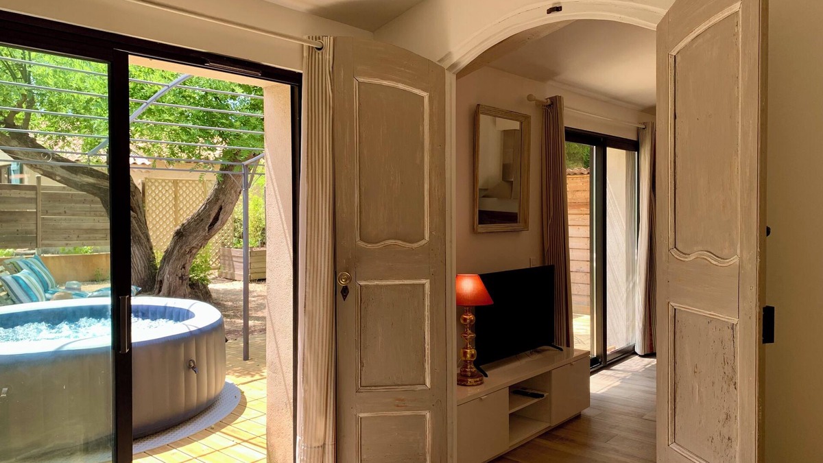 Ventabren Apartment | Air-conditioned flat garden & SPA + private parking countryside n calm, bright.