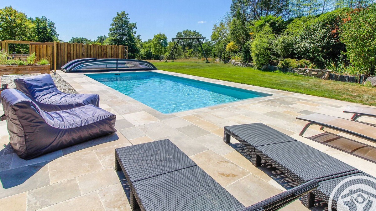 Saint-Hilaire-du-Bois Cottage | Air-conditioned caravan with pool and garden