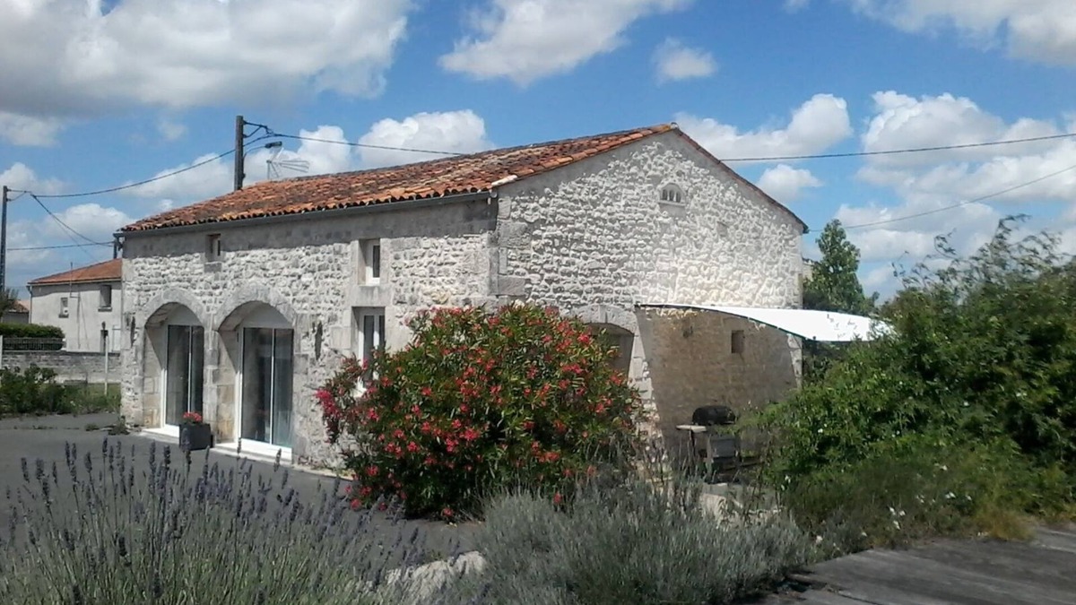 Pons Cottage | Air-conditioned gîte* "le pigeonnier"- prepared beds + bathroom linen provided