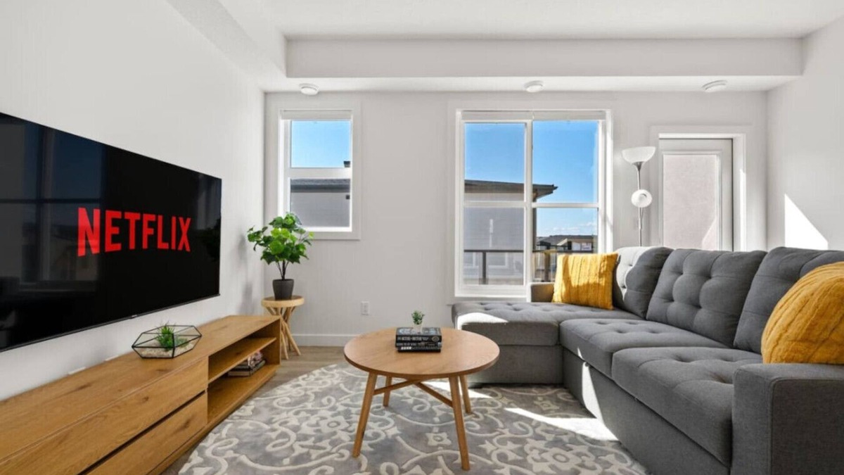 Springbank Hill House | Air Conditioned » Garage » 2BR Townhouse » Sleep 6