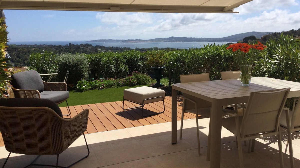 Les Restanques Apartment | Air-conditioned garden apartment with superb sea view - Résidence golf St Tropez