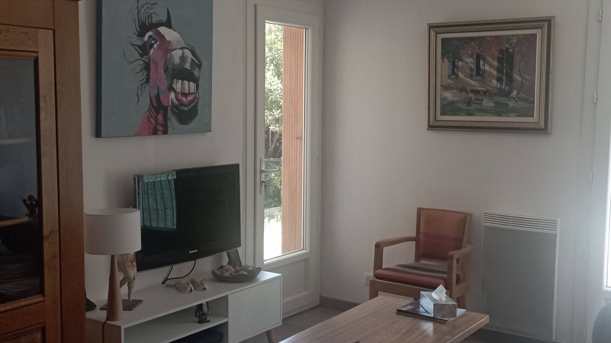 La Crau Apartment | Air-conditioned ground floor apartment with balcony, small garden and terrace