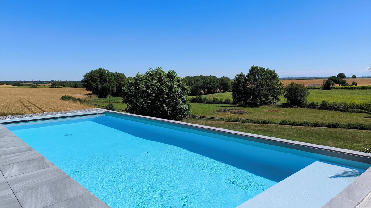 Vacquiers Villa | Air-conditioned house overlooking the Pyrenees with heated pool and covered spa