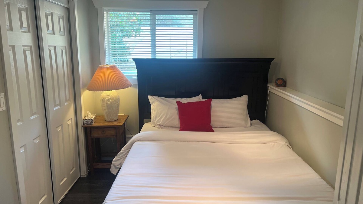 Sooke House | Air conditioned! Queen Suite Sleeps 1-4 guests with BBQ, Laundry, coffee, cream