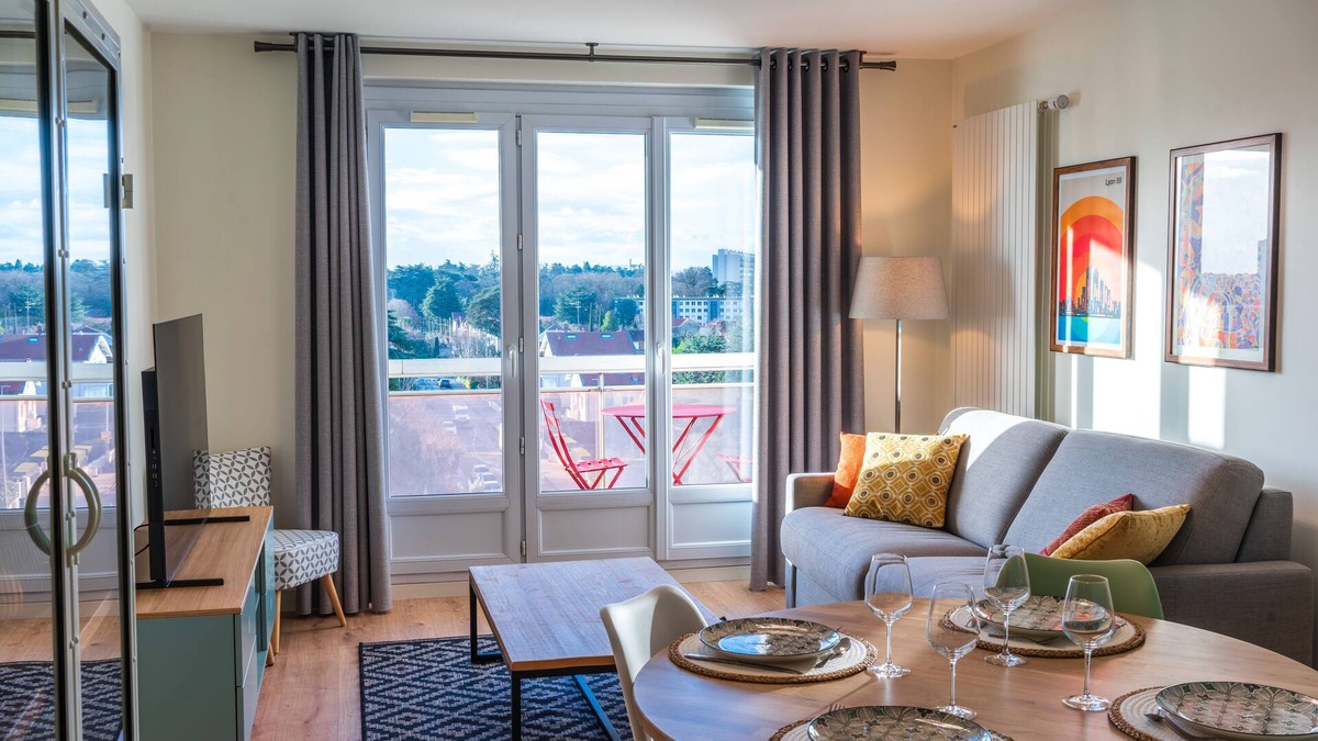 Bron Apartment | Air-conditioned suite with king-size bed & private parking near Eurexpo and CHU